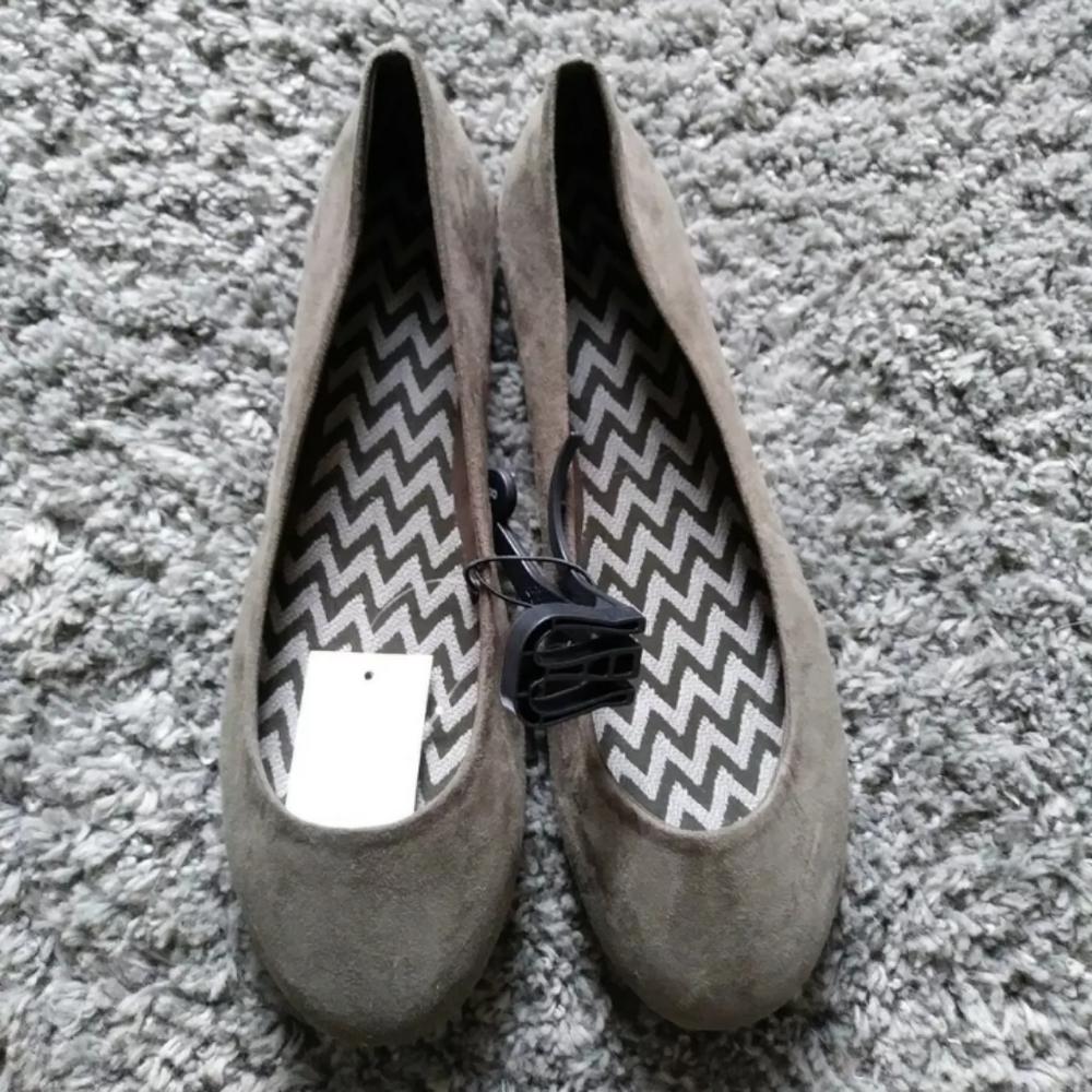 army green faux suede material lightweight flats 8
